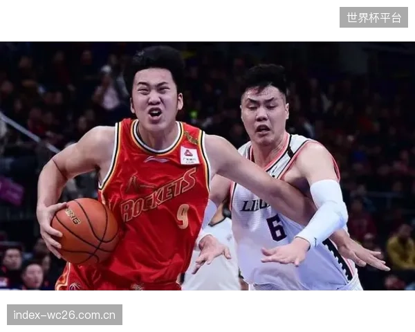 凯金斯的全场覆盖式防守改变锋线生态,单兵锁防能力迫使对手调整进攻发起点。 凯金斯的全场覆盖式防守改变锋线生态,单兵锁防能力迫使对手调整进攻发起点。